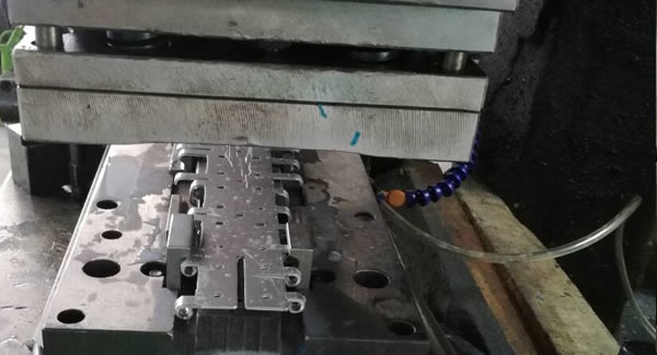 精業(yè)求精、用心生產(chǎn)高品質高效率的東莞合頁,東莞鉸鏈,東莞不銹鋼合頁