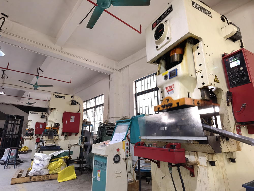 連續(xù)氣動沖床車間