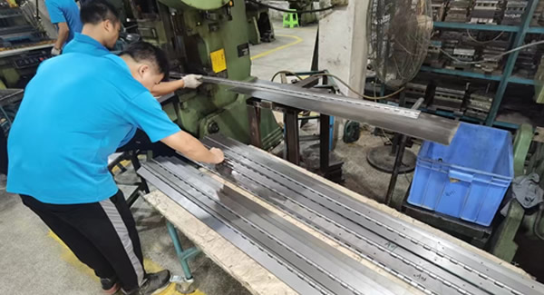 合頁的平直順，穩(wěn)定與和諧的象征|廣有五金&東莞合頁?